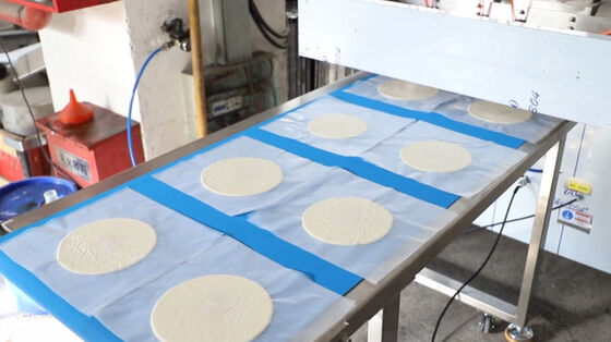 Automatische kostengünstige kleine Tortilla-Produktionslinie mit Teigteilerrunder für einheitliche Tortillaherstellung